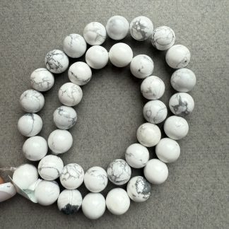 Намистини Говліт, форма гладка куля. 
.
Розмір 10 мм, довжина 38 см. 
.
Ціна за нитку.