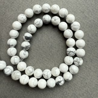 Намистини Говліт, форма куля гладка. 
.
Розмір 8 мм, довжина 38 см 
.
Ціна за нитку.