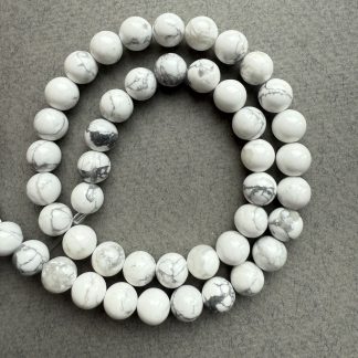 Намистини Говліт, форма куля гладка. 
.
Розмір 8 мм, довжина 38 см 
.
Ціна за нитку.