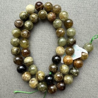 Намистини Зелений  Гранат, форма гладка куля. 
.
Розмір 6/8 мм, довжина 38 см. 
.
Ціна за нитку.