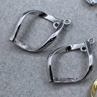 Підвіс Ромб Витий, родування по латуні, відтінок срібло
.
Розмір 29/19 мм, всередині 15 мм. 
.
Ціна за шт