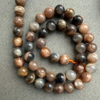 .

Намистини Сонячний камінь, форма гладка куля.
Розмір 7,5 — 8мм, довжина 39 см. 
Ціна  за нитку.