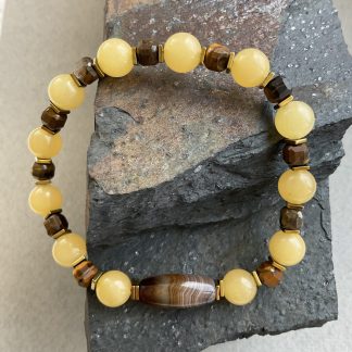 Браслет Нефрит,тигровий глаз,вставка Агат, форма куля, гладка, куб граньований.
Розмір намистини 8-9 мм, розмір 18см обхвату.
Ціна за шт