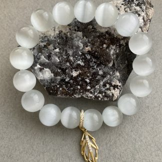 Браслет Котячє око, форма куля, гладка з підвіскою листок.
Розмір намистини 12мм, розмір 17см обхвату.
Ціна за шт