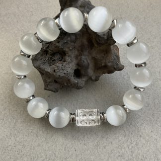 Браслет Котячє око, форма куля,з кришталевою намистиною.
Розмір намистини 12мм, розмір 16см обхвату.
Ціна за шт