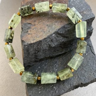 Браслет Преніт, форма циліндр з гематитом.
Розмір намистини 7-12мм, розмір 17см обхвату.
Ціна за шт