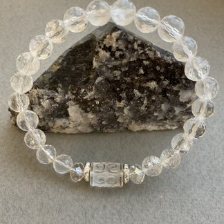 Браслет Гірський Хрушталь,форма куля граньована з кришталевою намистиною.
Розмір намистини 8мм, розмір18см обхвату.
Ціна за шт