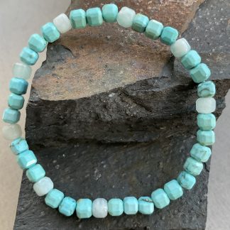 Браслет Говліт Ангеліт, форма кубик граньований.
Розмір розмір намистини 6-6мм, розмір 18см обхвату.
Ціна за шт.