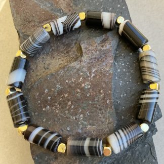 Браслет Агат, форма циліндр з вставками гематиту.
Розмір намистини 8-15мм, розмір 19см обхвату.
Ціна за шт.