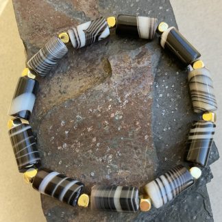 Браслет Агат, форма циліндр з вставками гематиту.
Розмір намистини 8-15мм, розмір 19см обхвату.
Ціна за шт.