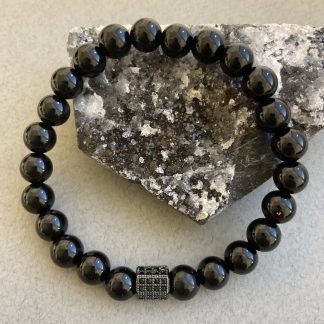 Браслет Чьорний Агат, форма куля ,гладка з вставкою намистини.
Розмір намистини 8мм, розмір 16см обхвату.
Ціна за шт.