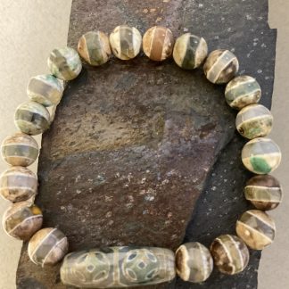 Браслет Агат Дзі, форма куля гладка з вставкою намистини.
Розмір намистини 10мм, розмір 19см обхвату.
Ціна за шт.