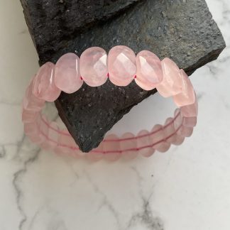 Браслет Рожевий Кварц, форма овал .
Розмір намистини 9-14мм, розмір 17см обхвату.
Ціна за шт.