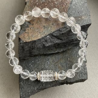 Браслет Гірський Кришталь, форма куля гараньована з кришталевою намистиною.
Розмір намистини 8мм, розмір 17см обхвату.
Ціна за шт.