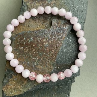 Браслет Кунцит, форма куля гладка з вставкою намистин.
Розмір намистини 7мм, розмір 17см обхвату.
Ціна за шт.