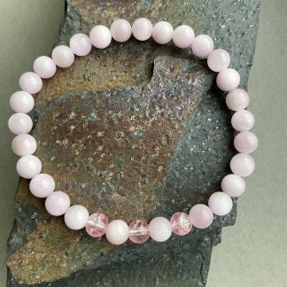 Браслет Кунцит, форма куля гладка з вставкою намистин.
Розмір намистини 7мм, розмір 17см обхвату.
Ціна за шт.