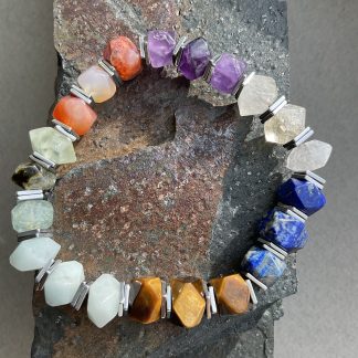 Браслет Сім Чакр, форма крупні грані з вставкою гематиту.
Розмір намистини 7-10мм, розмір 18см обхвату.
Ціна за шт.