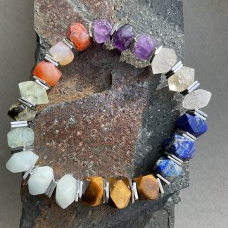 Браслет Сім Чакр, форма крупні грані з вставкою гематиту.
Розмір намистини 7-10мм, розмір 18см обхвату.
Ціна за шт.