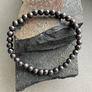 Браслет Гематит, форма кругла граньована.
Розмір намистини 6мм, розмір18 обхвату.
Ціна за шт.