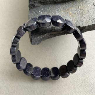 Браслет Синій Авантюрин, форма овал граньований.
Розмір намистини 10-16мм, розмір 17см обхвату.
Ціна за шт.