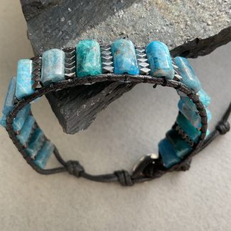 Браслет Апатит, форма циліндр гладкий з вставкою гематиту.
Розмір намистини 5-10мм, розмір 17см обхвату.
Ціна за шт.