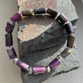 Браслет Австралійський Змієвик, форма циліндр граньований з вставкою намистин.
Розмір намистини 6-12мм,  розмір 18см обхвату.
Ціна за шт.