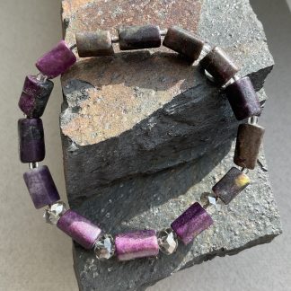 Браслет Австралійський Змієвик, форма циліндр граньований з вставкою намистин.
Розмір намистини 6-12мм,  розмір 18см обхвату.
Ціна за шт.