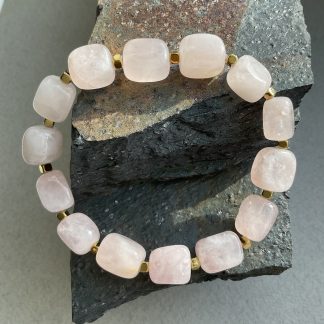 Браслет Розовий Кварц, форма прямокутник, гладкий.
Розмір намистини 8-12мм, розмір 17см обхвату.
Ціна за шт.