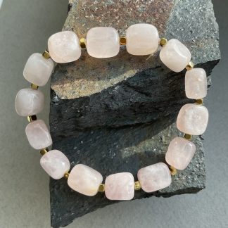 Браслет Розовий Кварц, форма прямокутник, гладкий.
Розмір намистини 8-12мм, розмір 17см обхвату.
Ціна за шт.