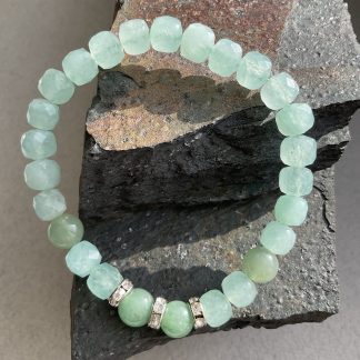 Браслет Халцедон, форма круг граньований з вставкою намистин.
Розмір намистини 7мм, розмір17см обхвату.
Ціна за шт.