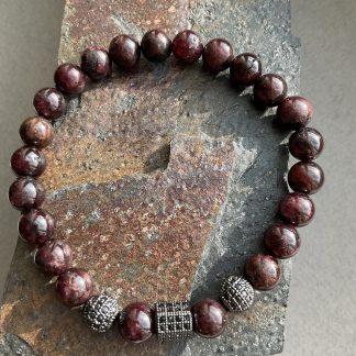 Браслет Астрофіліт Гранат, форма кругла, гладка з вставкою намистин.
Розмір намистини 9мм, розмір 19см обхвату.
Ціна за шт.