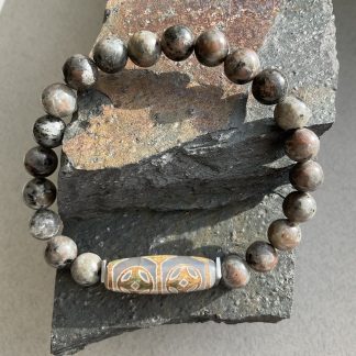 Браслет Йоперліт, форма кругла, гладка з вставкою намистини.
Розмір намистини 8мм,розмір 18см обхвату.
Ціна за шт.