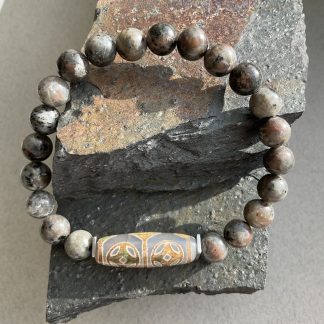 Браслет Йоперліт, форма кругла, гладка з вставкою намистини.
Розмір намистини 8мм,розмір 18см обхвату.
Ціна за шт.