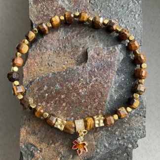 Браслет Тигрове Око, форма квадрат граньований, з вставкою намистин гематиту та підвіскою.
Розмір намистини 5мм, розмір 18см обхвату.
Ціна за шт.