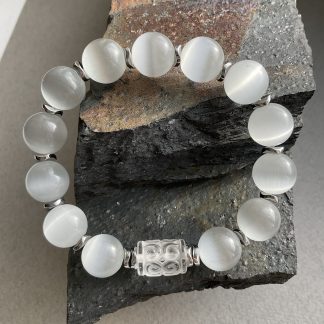 Браслет Котяче Око, форма кругла ,гладка з вставкою гематиту, та з кришталевою намистиною.
Розмір намистини 12мм, розмір 18 см обхвату.
Ціна за шт.