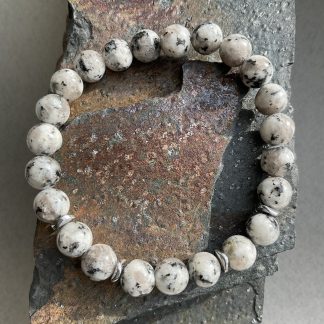 Браслет Яшма, форма кругла ,гладка з вставкою гематиту.
Розмір намистини 8мм, розмір 16см обхвату.
Ціна за шт.