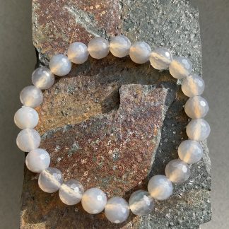 Браслет Димчатий Агат, форма кругла ,граньована .
Розмір намистини 8мм, розмір 15см обхвату.
Ціна за шт.