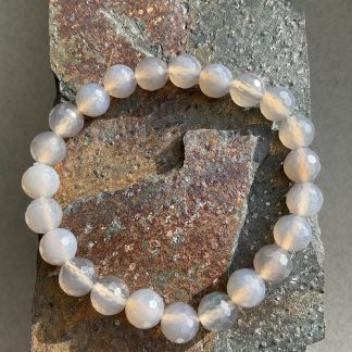 Браслет Димчатий Агат, форма кругла ,граньована .
Розмір намистини 8мм, розмір 15см обхвату.
Ціна за шт.