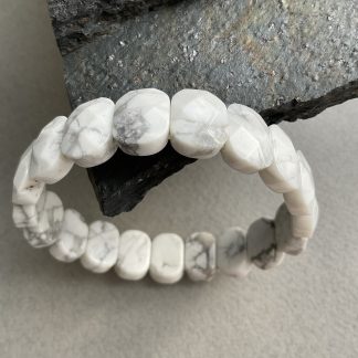 Браслет Магнезит, форма овал граньований.
Розмір намистини 10-15мм, розмір 16см обхвату.
Ціна за шт.