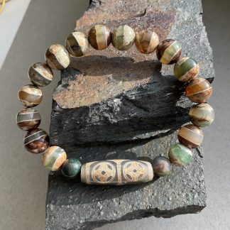 Браслет Агат Дзі, форма кругла ,гладка з вставкою намистини Агат Дзі.
Розмір намистини 10мм, розмір 17см обхвату.
Ціна за шт.