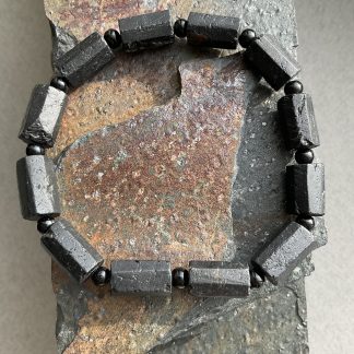 Браслет Шерл Турмалін, форма циліндр граньований.
Розмір намистини 7-12мм, розмір17см обхвату.
Ціна за шт.