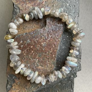 Браслет Лабродарит, форма крихта.
Розмір намистини 5-12мм,розмір 16см обхвату.
Ціна за шт.