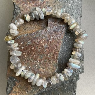 Браслет Лабродарит, форма крихта.
Розмір намистини 5-12мм,розмір 16см обхвату.
Ціна за шт.