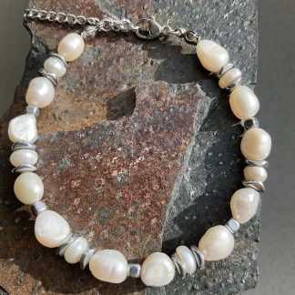 Браслет Перли, форма овал з вставкою намистин гематиту.
Розмір намистини 4-10мм, розмір від 15см+4см обхвату.
Ціна за шт.