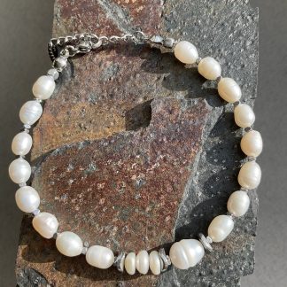 Браслет Перли, форма овал з вставкою намистин гематиту.
Розмір намистини 4-10мм, розмір від 15см+4см обхвату.
Ціна за шт.