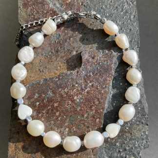 Браслет Перли, форма овал з вставкою намистин гематиту.
Розмір намистини 4-10мм, розмір 15см+4см обхвату.
Ціна за шт.