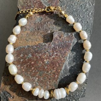 Браслет Перли, форма овал з вставкою намистин гематиту.
Розмір намистини 4-10мм, розмір15см+4см обхвату.
Ціна за шт.