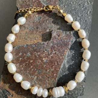 Браслет Перли, форма овал з вставкою намистин гематиту.
Розмір намистини 4-10мм, розмір 15см+4см обхвату.
Ціна за шт.