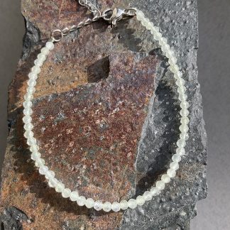 Браслет Пренит, форма круглі граньовані.
Розмір намистини 3мм, розмір 16см обхвату.
Ціна за шт.