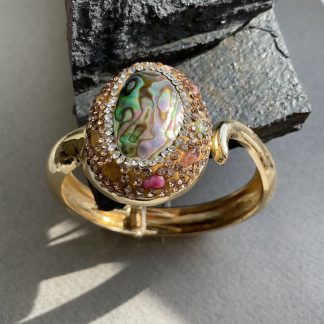 Браслет Металевий,форма овал з вставкою Галіотіс, навколо кольорові Турмаліни,в позолоті по латуні.
Розмір 16см обхвату.
Ціна за шт.